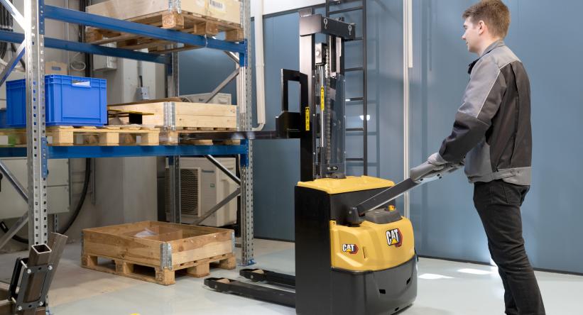 alquiler de apiladores eléctricos