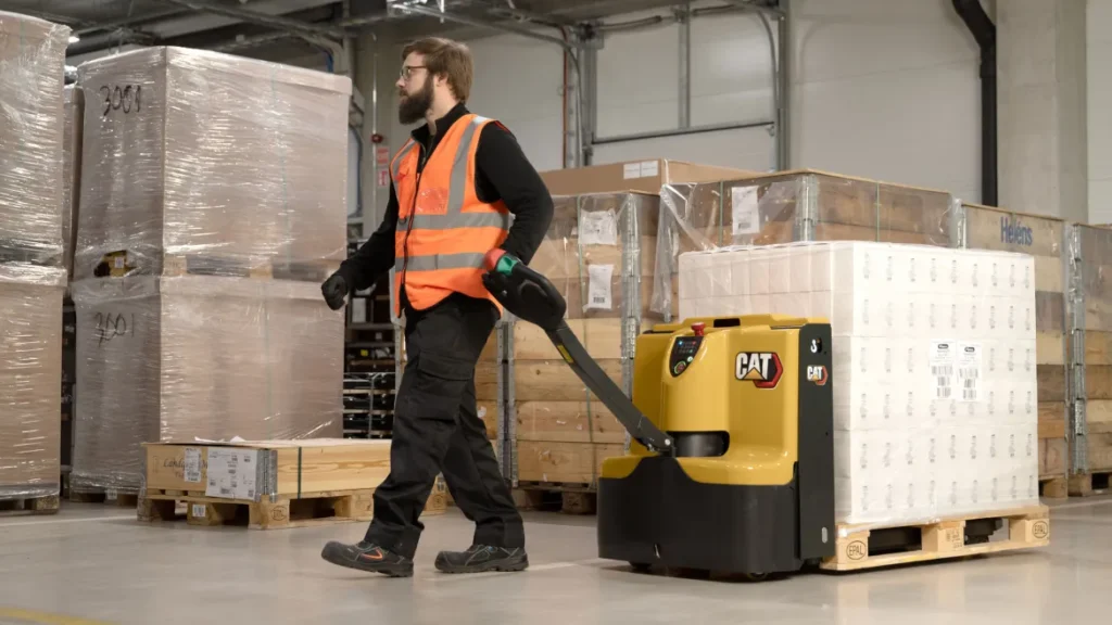 La transpaleta eléctrica Cat NPP16Q2L es una solución compacta y eficiente para el transporte de mercancías en distancias cortas. Robusta, fácil de manejar y con batería de litio, permite reducir costes operativos y mejorar la productividad diaria.